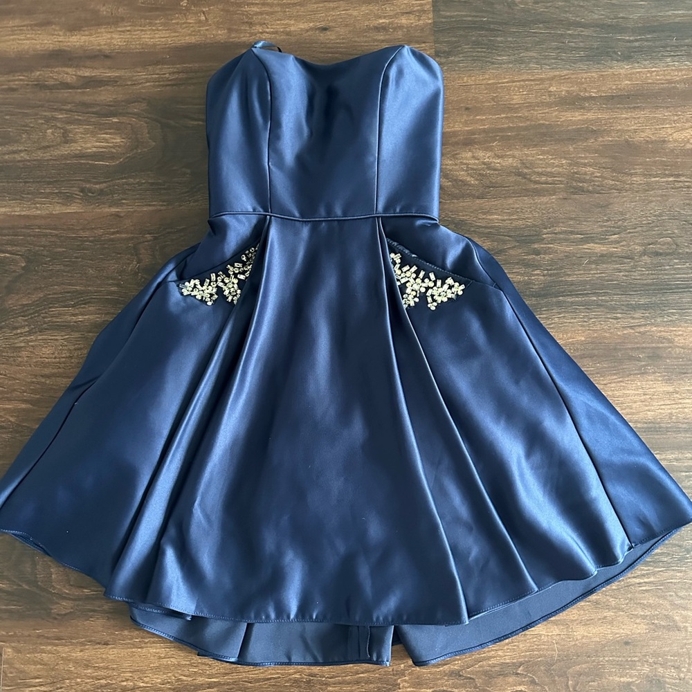 Strapless blue dress with crystals and pockets